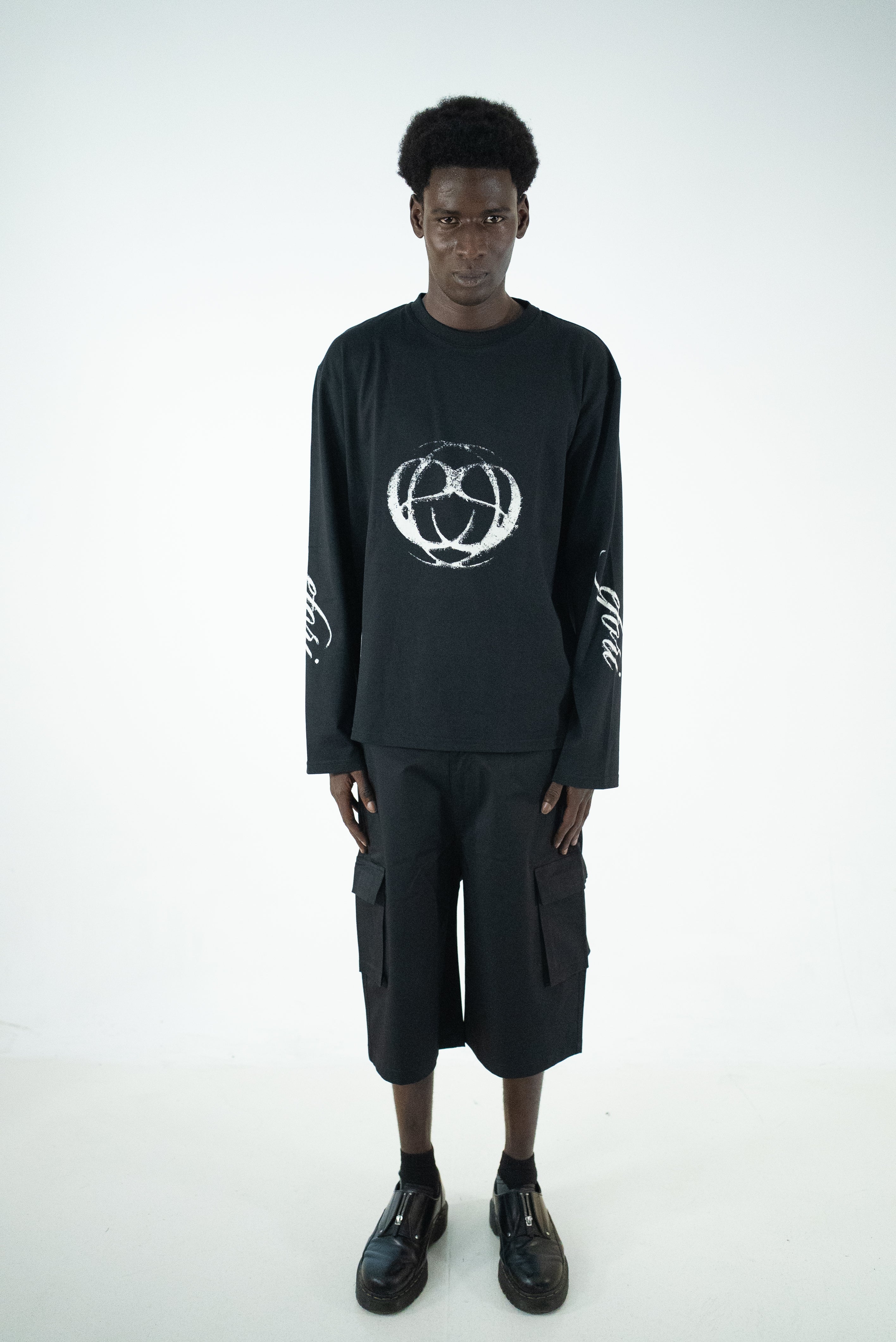 T-SHIRT OVERSIZE A MANICHE LUNGHE NERA